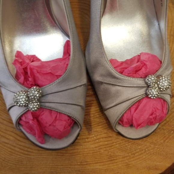 Stuart Weitzman Silver Satin Heels - Picture 8 of 9